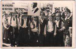 Efemera - Ankara İltekin İlkokulu / Ankara - 23 Nisan 1967, Seymen Giysili Öğrenciler - kitantik - kitaLog