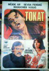 Efemera - TOKAT FİLMİNİN AFİŞİ OYNAYANLAR: MÜJDE AR, SEVDA FERDAĞ, MANUCHER VUSUĞ, AYDIN TANSEL - kitantik - kitaLog