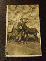 EŞEK VE GENÇ TEMALI ESKİ FOTOĞRAF...