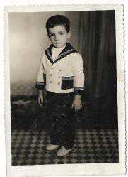 Çocuk Fotoğrafları -11: Bahriye Elbisesiyle Ayakta Poz Veren Çocuk