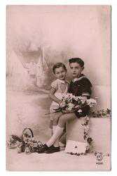 Çocuk Kartpostalları -13: Biri Bahriyeli Üniformalı İki Kardeş Birlikte Poz Veriyor