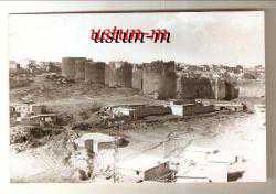 DİYARBAKIR SURLAR VE EVLER ESKİ BİR FOTOĞRAF....