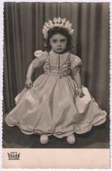 Tüllü Gelinlik Giysisi İçinde İki Çocuk Portresi