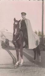 Efemera - [Askeri/Süvariler] - Türkiye/Yozgat - 1930 - Fotoğraf: Pelerinli bir Türk Süvarisi. - Elle renklendirme. * - kitantik - kitaLog