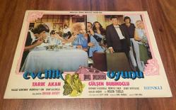 Efemera - TARIK AKAN & GÜLŞEN BUBİKOĞLU & HULUSİ KENTMEN "EVCİLİK OYUNU" LOBİ KART KONDİSYON 9.5/10 - kitantik - kitaLog