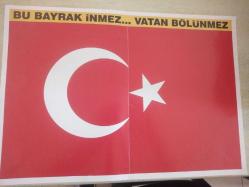SÖZCÜ GAZETESİ EKİ AFİŞİ - ATATÜRK'ÜN SÖZLERİ VE AYYILDIZ BAYRAK - BU BAYRAK İNMEZ... VATAN BÖLÜNMEZ - ÖNLÜ ARKALI