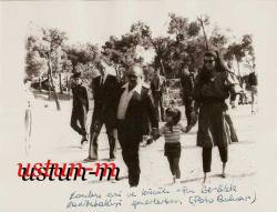 LOT.18 » 4 ADET ADNAN KAŞIKÇI TÜRKİYE ZİYARETİ ORİJİNAL BÜYÜK BOY FOTOĞRAFLAR...