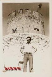 Efemera - MUT KALESİ ÖNÜNDE ÇEKİLMİŞ ESKİ FOTOĞRAF... - kitantik - kitaLog