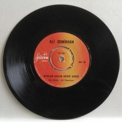 Ali Demirhan - Beyaz gelinlik içinde / Kızlar gelir sürü sürü / 45'lik
