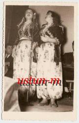 YEREL KIYAFETLİ ŞARKI SÖYLEYEN KADINLAR FOTOĞRAF...