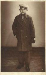Şık Giyimiyle Ayakta Poz Veren Çocuk / Foto Rıdvan 1945