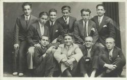 Dönemin Genç Erkek Giyimini Gösteren Toplu Arkadaş Fotoğrafı