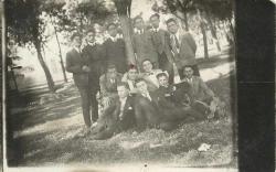 Bahçede Sınıf Arkadaşlarıyla Toplu Fotoğraf - 1929 / Arkası Osmanlıca Yazılı