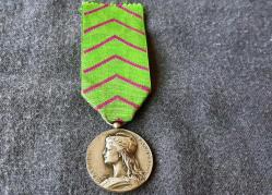 FRANSA CEZA EVİ ONUR MADALYASI B3345 İNDİRİMLİ FİYAT