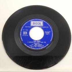 Tom Jones / A Minute Of Your Time - Looking Out My Window / 45'lik / *pop, soul*