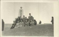 Atatürk Anıtı Önünde Toplu Fotoğraf  / Fotoğraf Stüdyosu: Foto Tuna Ankara