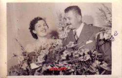 ÇİÇEKLER İÇİNDE BİR ÇİFTİN STÜDYO FOTOĞRAFI...