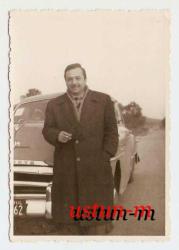 ESKİ OTOMOBİL VE SİGARA İÇEN ADAM FOTOĞRAFI....