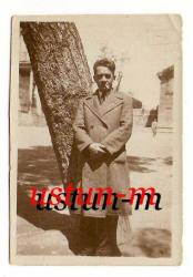 ELLERİ ÖNDE BAĞLI SİGARA İÇEN ADAM FOTOĞRAFI...