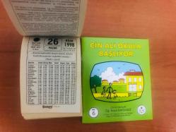 26 Nisan 1998 hediyelik orijinal Saray takvim yaprağı (Cin Ali kitabı hediyeli:)