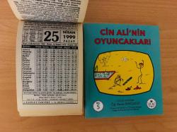 25 Nisan 1999 hediyelik orijinal Fazilet takvim yaprağı (Cin Ali kitabı hediyeli:)