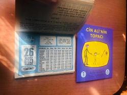 26 Şubat 1984 hediyelik orijinal Diyanet takvim yaprağı (Cin Ali kitabı hediyeli:)