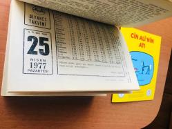 25 Nisan 1977 hediyelik orijinal Diyanet takvim yaprağı (Cin Ali kitabı hediyeli:)