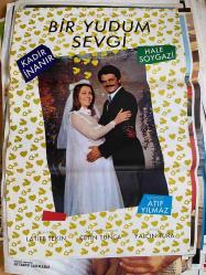 Efemera - BİR YUDUM SEVGİ FİLMİNİN AFİŞİ - KADİR İNANIR, HALE SOYGAZİ - BOL ÖDÜLLÜ BİR ATIF YILMAZ FİLMİDİR - (ÖZEL RULO KUTUDA GÖNDERİM) - kitantik - kitaLog