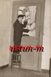 HAYRİ CANER KENDİ OYNADIĞI FİLMİN AFİŞİ ÖNÜNDE....