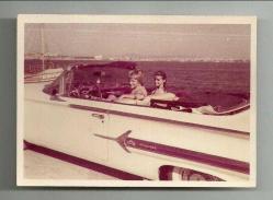 BOĞAZ KENARINDA İMPALA İÇERİSİNDE İKİ BAYAN FOTOĞRAFI...