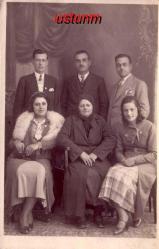 ŞIK GİYİMLİ ESKİ BİR AİLE FOTOĞRAFI...