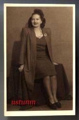 ŞIK GİYİMLİ GÜZEL BİR BAYAN FOTOĞRAFI...