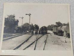 K80-DEMİRYOLU İSTASYONU VE KARA TREN FOTOĞRAFI-