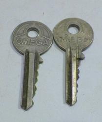 AN5-------ESKİ İKİ ADET OMEGA KAPI ANAHTARI