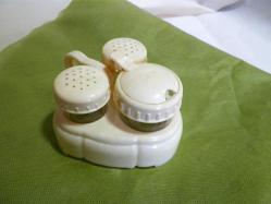 P92---1960-70'LERDEN SERT PLASTİK TUZLUK BİBERLİK