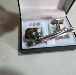 K80-----ÇELİK KOL DÜĞMESİ VE GRAVAT İĞNESİ KUTUSUNDA