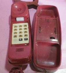 ESKİ KIRMIZI RENK DUVAR TELEFONU