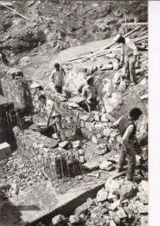 İNŞAATTA ÇALIŞAN AMELE  FOTOĞRAFI