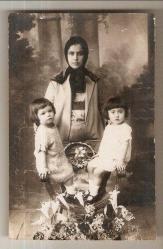 GENÇ ANNE VE ÇOCUKLAR TEMALI ESKİ FOTOĞRAF...