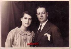 BİR ÇİFT STÜDYO FOTOĞRAFI...
