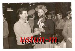 EMEL SAYIN'A BİR HAYRANI ÇİÇEK VERİYOR...