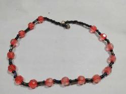 K13- PEMBE SİYAH BONCUK İŞLEMELİ KOLYE