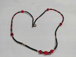 K13- KIRMIZI VE SİYAH BONCUK İŞLEMELİ KOLYE