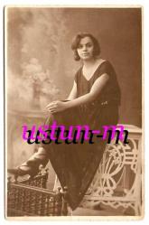 SİYAH ELBİSELİ GENÇ KIZ STÜDYO ESKİ FOTOĞRAF...