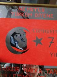 NE MUTLU TÜRKÜM DİYENE YAZILI CUMHURİYET'İN 75. YILI HATIRASI BAYRAKLI AYNA ÜZERİNE BASKI PANO
