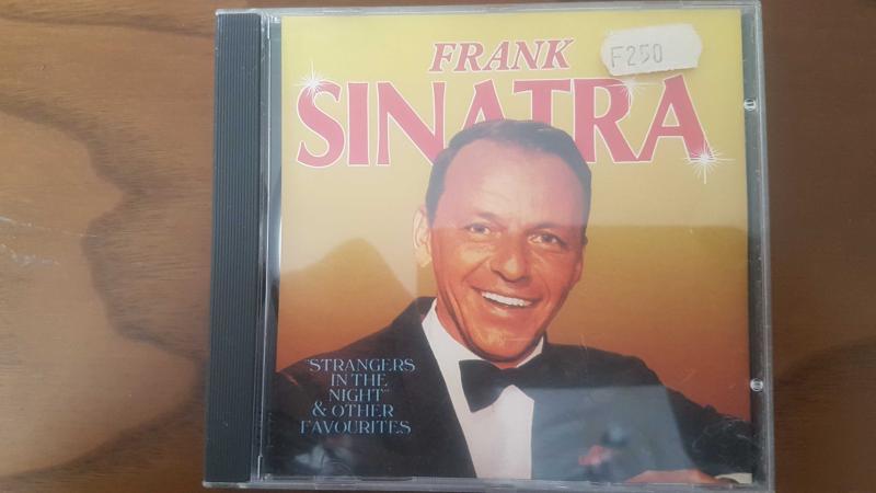 Фрэнк синатра stranger in the night. Фрэнк Синатра стренджерс ин зе. Frank Sinatra strangers in the Night. Favourite CD группа. Favourite CD.