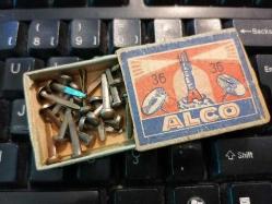 İÇİ DOLU ALCO ESKİ KARTON KUTU...