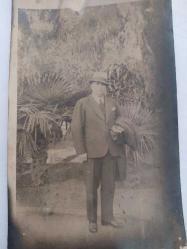 K87--PARKTA FÖTR ŞAPKALI ADAM FOTOĞRAFI