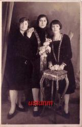 GÜZEL BİR MASA VE ÜÇ BAYAN ESKİ STÜDYO FOTOĞRAFI...