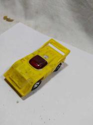O4--SARI RENK ESKİ PLASTİK ARABA